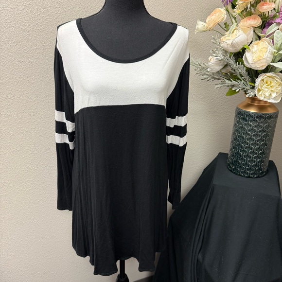 Cool Melon Tops - Cool Melon Black & White Long Sleeve Colorblock Tunic Tee Size L USA Made